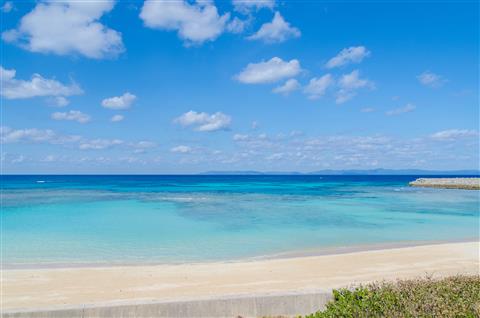 ニシ浜ﾋﾞｰﾁ：ハテルマブルーと白い砂浜が広がる